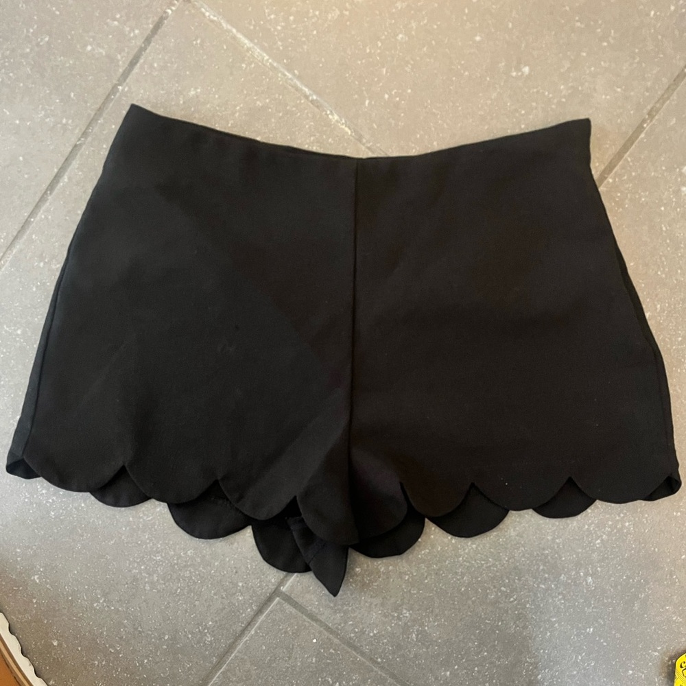 Scalloped booty short
